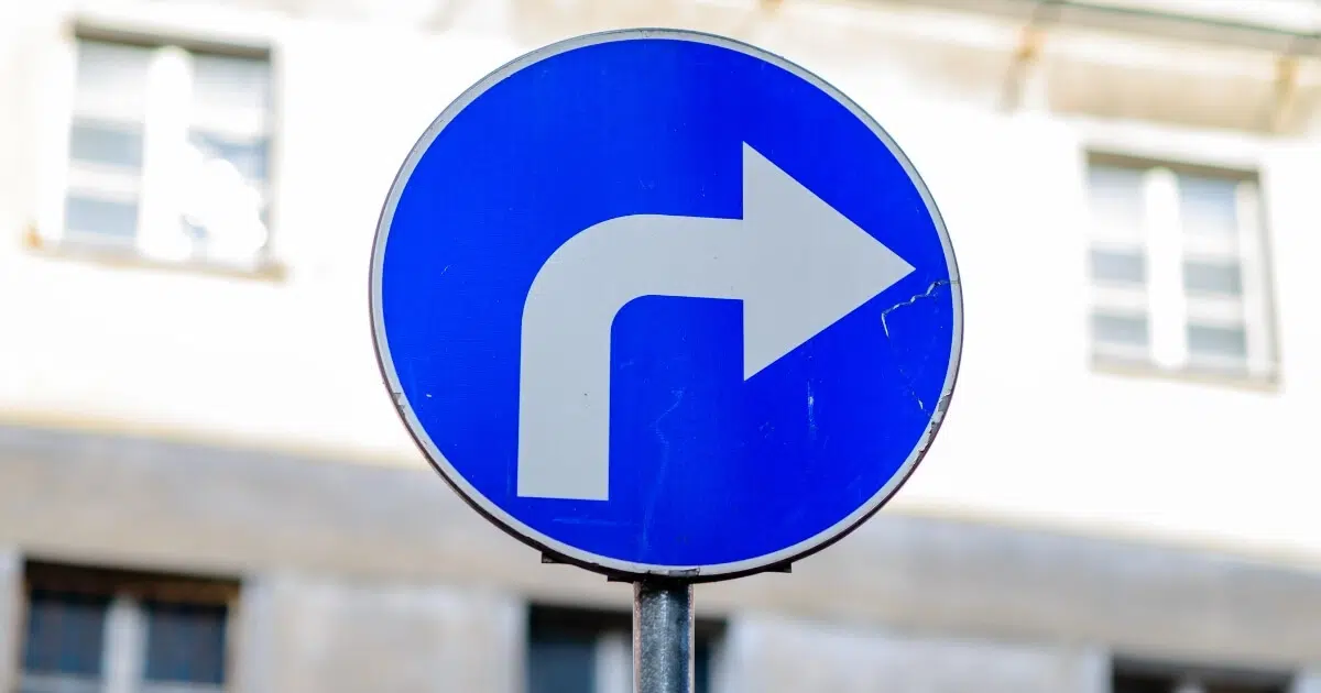 sign with an arrow pointing right